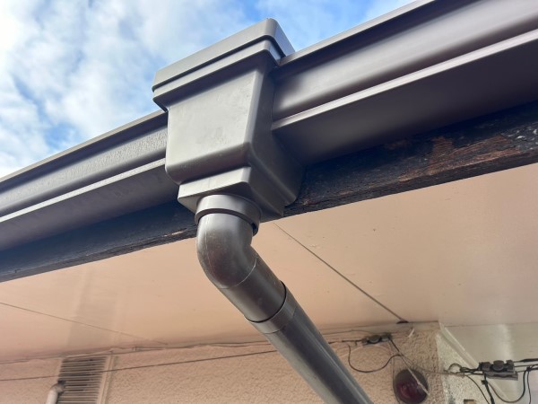 堺市西区で雨樋交換工事！吊り金具も交換して軒樋がしっかり固定できるようになりました